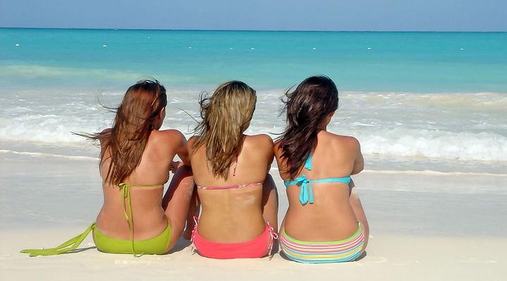 Chicas en bikini en la Playa - El Roqueo (Conil)
