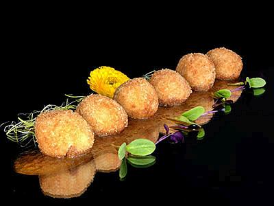 Croquetas de Carabineros rebozadas en pan de gambas con jugo de rabo de toro - Restaurante El Roqueo