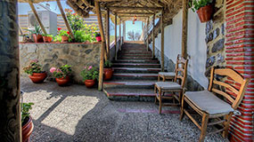 Detalle de macetas y sillas - Restaurante El Mirador (Conil)